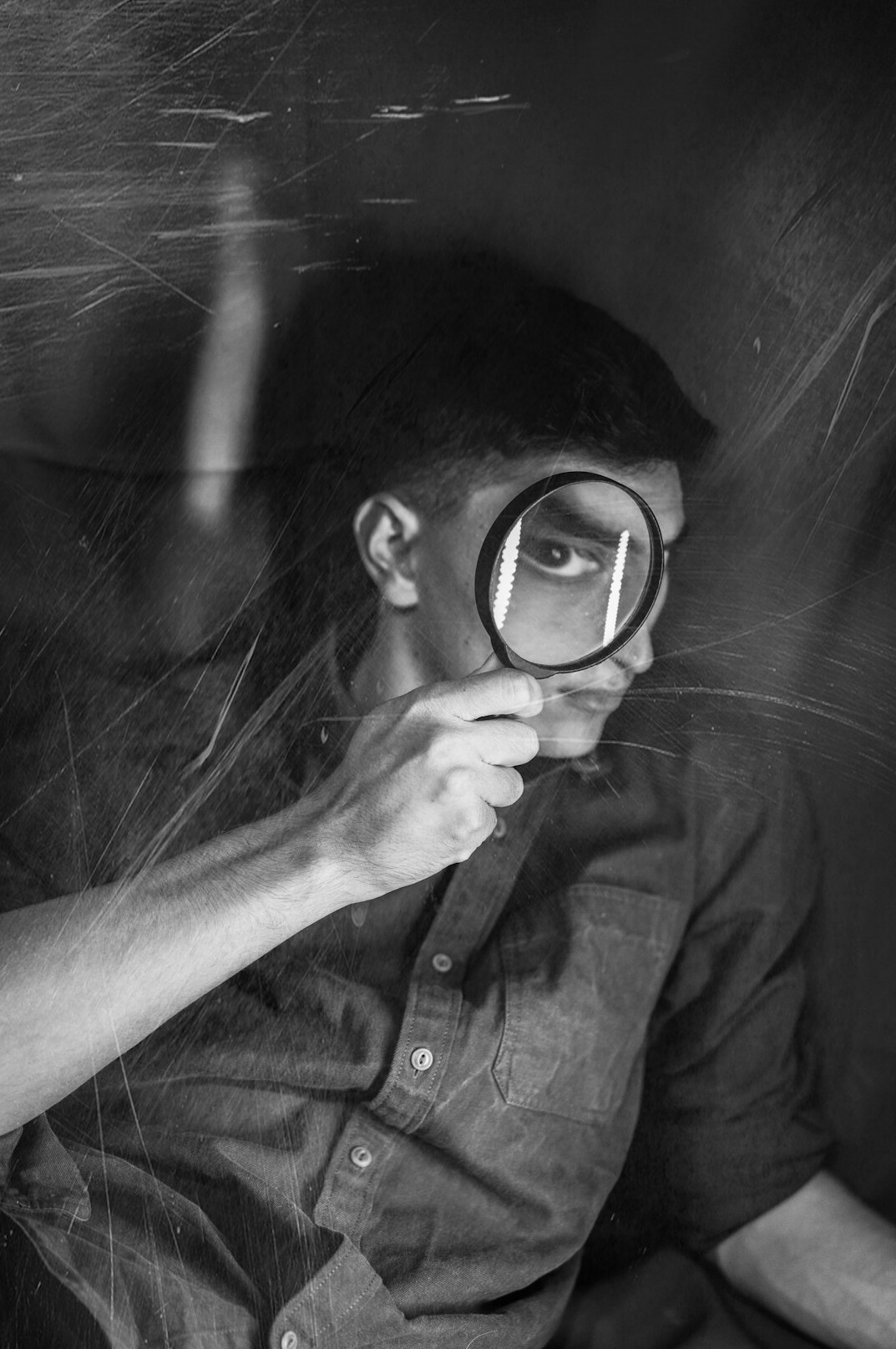 detective with magnifying glass